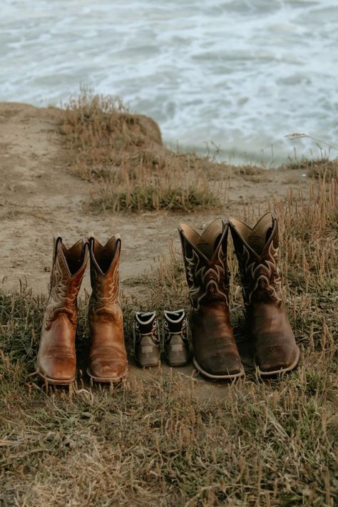 Country Baby Nursery Ideas, Vaquero Maternity Shoot, Baby Reveal Photoshoot Ideas, Unique Baby Announcement Photoshoot, Country Maternity Photoshoot, Wedding Pregnancy Announcement, Country Baby Announcing Ideas, Western Maternity Pictures With Husband, Cowboy Baby Photoshoot