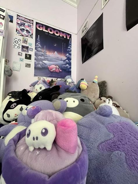 Gloomy Bear Room, Stuffed Animals On Bed, Plushies Room, Gloomy Room, Room Inspo Bedroom, Room Color Ideas Bedroom, Purple Room, Gloomy Bear, Purple Rooms