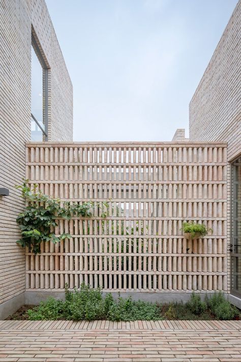 white clay brick residence revolves around interior courtyards in mexico city Casa Country, Brick Architecture, Brick Walls, Brick Facade, Patio Interior, Design Exterior, Brick Design, Facade Architecture, Brickwork