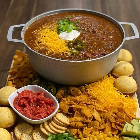 Jasmine Wilson (JassysKitchenChronicles) on Instagram: "Family Chili Board 🌶️" Chili Charcuterie, Chili Board, Mini Cinnamon Rolls, Lettering Embroidery, Chile Recipes, Winter Comfort Food, Tasty Videos, Charcuterie And Cheese Board, Charcuterie Recipes