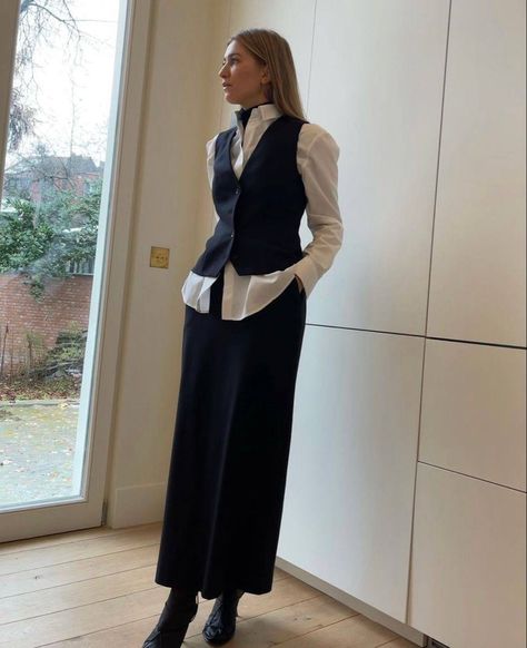 Faux Shearling Coat Outfit, Black Waistcoat Outfit Women, Old Money Aesthetic Women, Black Waistcoat Outfit, Shearling Coat Outfit, Ootd Vest, Waistcoat Outfit Women, Outfit Ideas Basic, Old Money Style Women