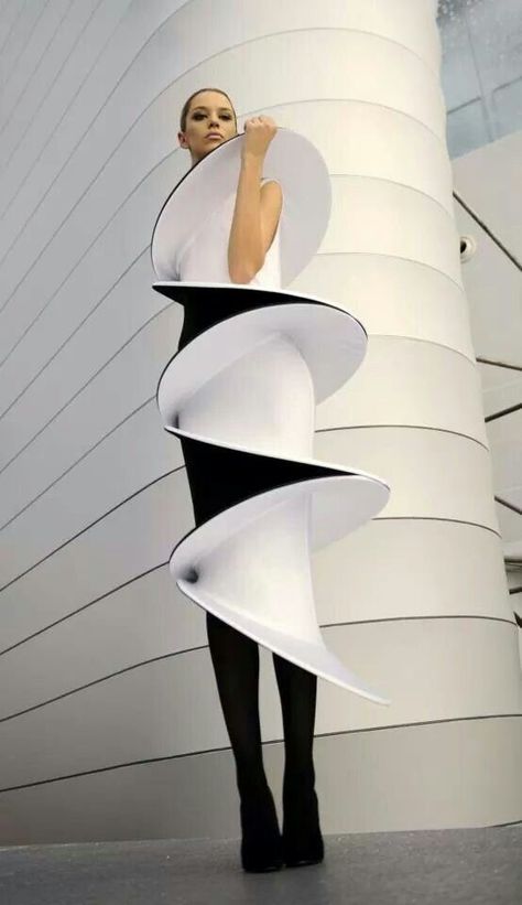 Architecture In Fashion, Shape In Fashion, Bauhaus Fashion, Fashion Design Inspiration Board, Wearable Architecture, Structured Fashion, Architectural Fashion, Origami Fashion, Sculptural Fashion