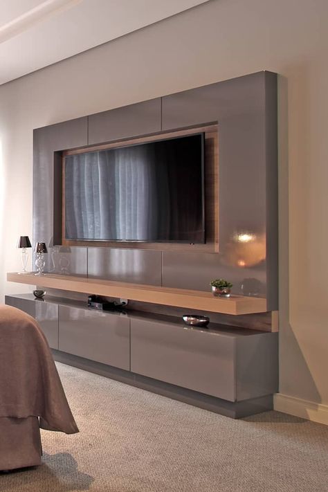 Painel com móvel para Tv em laca cinza : Quartos  por roberta ribeiro interiores,Moderno Tv Furniture Design, Modern Tv Unit Designs, Tv Unit Furniture Design, Tv Unit Decor, Modern Tv Units, Indian Living Rooms, Living Room Tv Unit Designs, Living Room Tv Unit, Tv Room Design