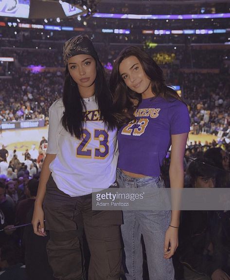 Outfit Ideas Basketball Game, Nba Outfits For Women, Laker Game Outfit Women, Lakers Game Outfit Women, Lakers Outfit Women Style, Laker Outfit Women Style, Nba Game Outfit Woman, Nba Clothes, Nba Game Outfit