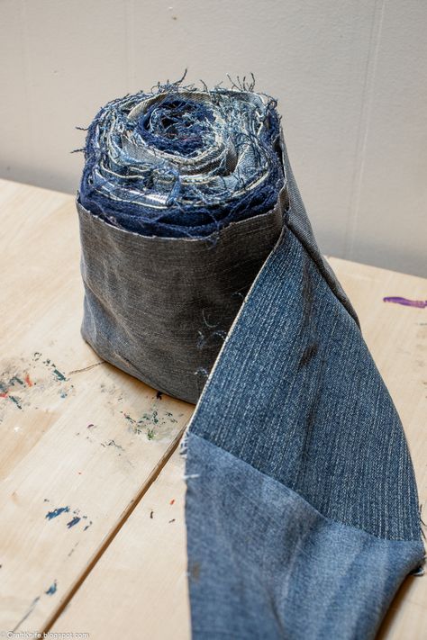 Log Cabin Quilt from Upcycled Denim... And It's King-Sized Jean Quilt Patterns Free, Denim Crazy Quilt, Scrappy Patchwork Quilts, Denim Quilts Old Jeans Diy, Old Quilt Patterns, Denim Crafts Upcycling, Denim Quilt Ideas, Denim Quilt Backing Ideas, Denim Upcycle Clothing