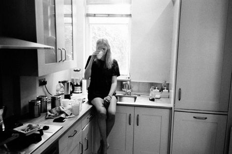 Lara Stone, Vampire Academy, Bon Weekend, Living Alone, Foto Art, Lazy Days, Bed Head, Kate Moss, Kitchen Counter