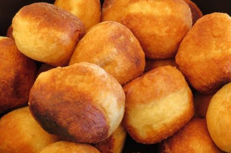 Easy vetkoek recipe Maklike Vetkoek Deeg Resep, Magwinya South Africa Recipe, Vetkoek Recipe, Sweetcorn Bake, Fat Cakes Recipe, African Desserts, African Snacks, South African Desserts, Savoury Mince