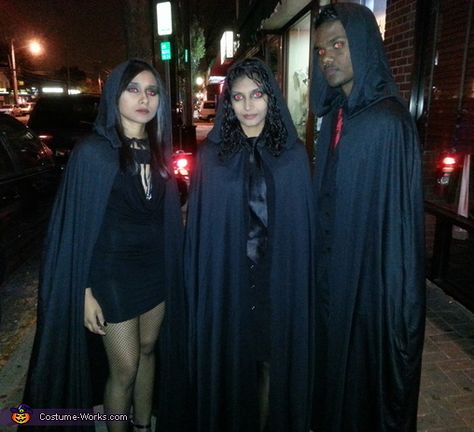 Volturi (Twilight characters) - Halloween Costume Contest via @costumeworks Volturi Twilight Costume, Twilight Vampire Costume, Twilight Costume Ideas, Twilight Halloween Costumes, Twilight Costumes, Volturi Twilight, Twilight Halloween, Costumes For Groups, Groups Photo