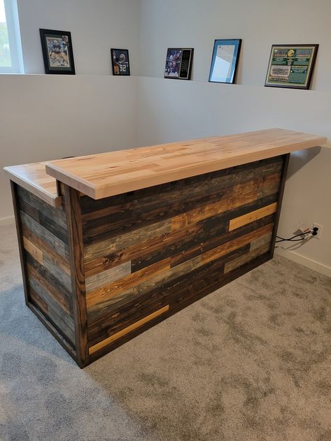 Power Bottom Build A Bar Diy, Pallet Wood Bar, Pallet Bar Plans, Build A Bar, Building A Basement, Cheap Kitchen Cabinets, Home Bar Rooms, Bar Plans, Diy Home Bar