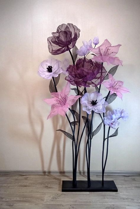 Giant Flowers Diy, Inflatable Party Decorations, Diy Paper Flowers, Large Flower Arrangements, Spring Decorations, Paper Flower Decor, Organza Flowers, Flower Sculptures, Paper Flower Backdrop