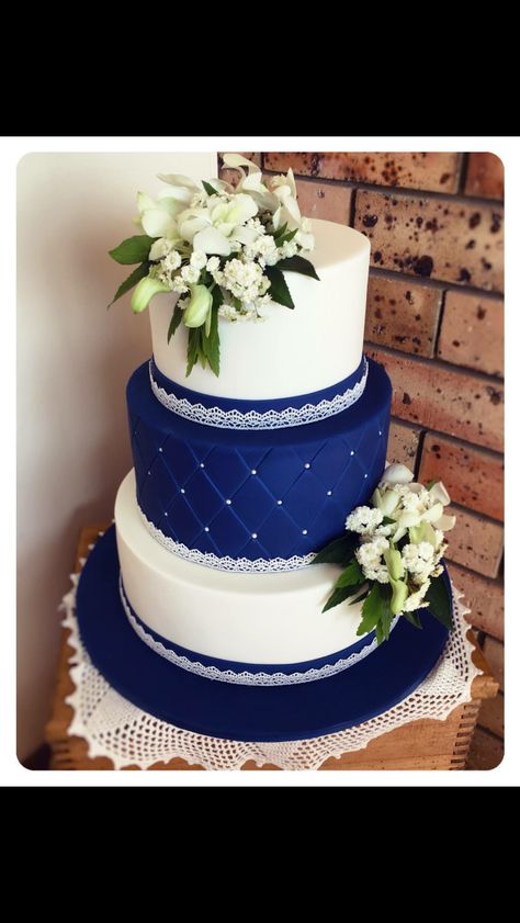 Navy and White Wedding Cake. Navy Blue Wedding Cake Ideas, Navy Blue And White Wedding Cake, Wedding Cake Dark Blue, Navy And White Wedding Cake, Blue Wedding Cupcakes, Royal Blue Wedding Cakes, Royal Blue Cake, Sailor Wedding, White Wedding Cupcakes