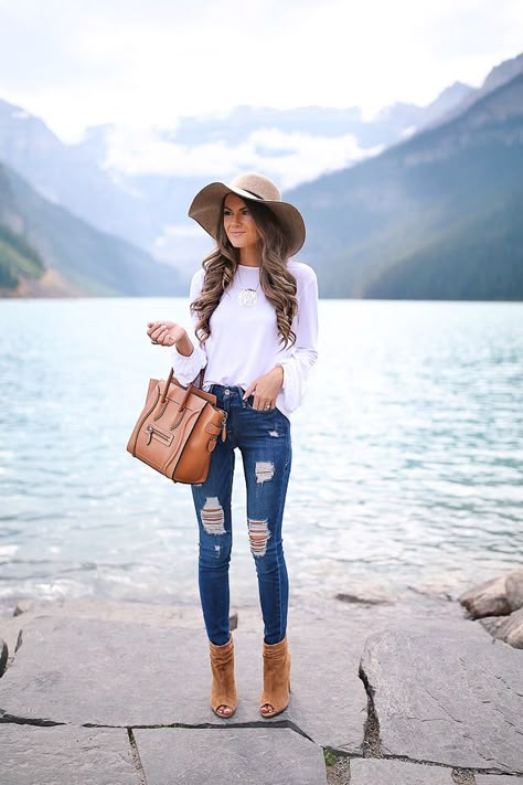 Southern Curls & Pearls: The Outfit Combo I Can't Stop Wearing Floppy Hat Outfit, Spring Outfits Ideas, How To Wear Jeans, Jeans Winter, Hat Outfit, Trendy Outfits Winter, Elegante Casual, Winter Ideas, Fashion Blogger Style