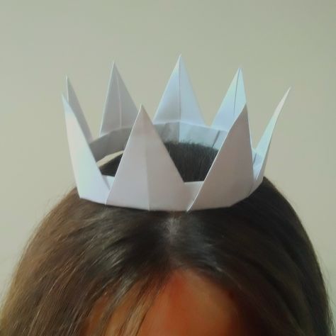 Paper Crown Aesthetic, Bestie Photoshoot, Cosplay Crown, Crown Images, Alec Benjamin, Crown Aesthetic, Crown Photos, Hat Aesthetic, Paper Crown