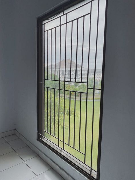 Window Grill Design Minimalist, Big Window Grill Design Modern, Grill Window, Windows Grill, Latest Gate Design, Iron Window Grill, Latest Door Designs, Country Home Exterior, Modern Window Design