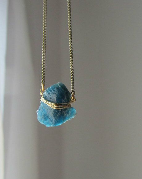 Blue And Gold Necklace, Deep Blue And Gold, Rock Crystal Necklace, Jewels Diy, Raw Stone Jewelry, Rock Necklace, Power Stone, Rock Jewelry, Handmade Wire Jewelry