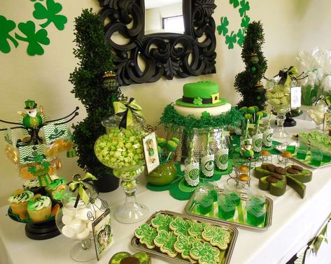 St. Patrick's Day Birthday Party Ideas | Photo 16 of 24 | Catch My Party Saint Patricks Party Ideas, Ireland Party, St Pattys Party, Sant Patrick, Irish Birthday, St Patricks Day Party, Irish Party, St Patties, St Patricks Day Food