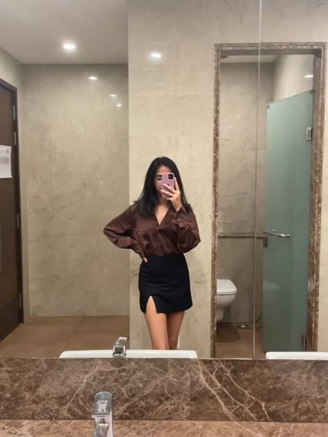 Mirror Selfie Poses In Short Dress, Bday Outfit Ideas Indian, Delhi Outfit Ideas, Freshers Outfit, Casual College Outfits, Desi Fashion Casual, Stylish Photo Pose, Girly Dresses, Fashion Photography Poses