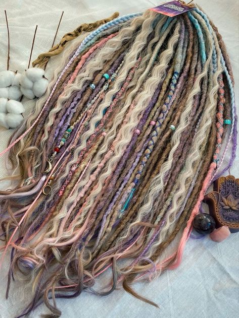 Colorful Dreadlocks, Diy Dreads, Colorful Dreads, Dreads Diy, Dread Inspiration, Synthetic Dreads Hairstyles, Curly Dreadlocks, Synthetic Dreadlocks Extensions, Colored Dreads