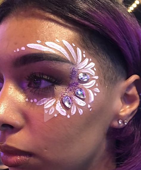 Face Paint Designs For Adults, Face Paint With Gems, Glitter Face Art, Face Painting Glitter, New Years Face Paint, Adult Face Paint Ideas, Sun Face Paint, Glitter Bar Ideas, Face Painting Designs For Adults