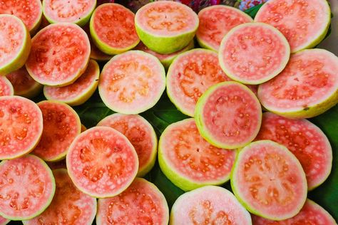 How To Eat Guava, Guava Cake, Guava Recipes, Guava Fruit, Pink Guava, Guavas, Mind Diet, Mint Salad, Food Forest