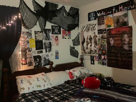 Scene Bedroom Emo, Metal Head Room, Grunge Room Ideas, Emo Room, Dr Ideas, Scene Room, Scene Bedroom, Dream Interior, Metal Head