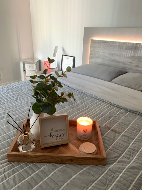 Bed Tray Decor Ideas, Bedroom Tray Decor, Bed Tray Decor, Tray On Bed, Wooden Tray Decor, Black Living Room Decor, Candle Plant, Guest Room Bed, Bed Tray