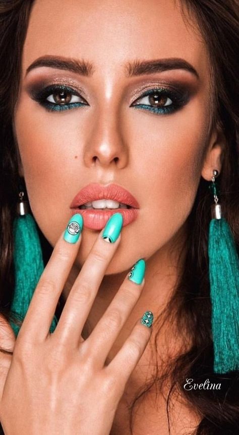 Turquoise Makeup, Vert Turquoise, Glamour Beauty, Turquoise Dress, Women Magazines, My Fashion, Dress Makeup, Bleu Turquoise, Glamour Fashion