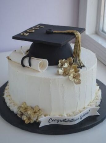 10 Graduation Cakes Everyone At Your Party Will Love - Society19 Graduation Cake Designs, Graduation Party Desserts, College Grad Party, Patisserie Fine, Graduation Party Cake, Graduation Party High, Graduation Party Foods, Graduation Party Diy, Graduation Party Centerpieces