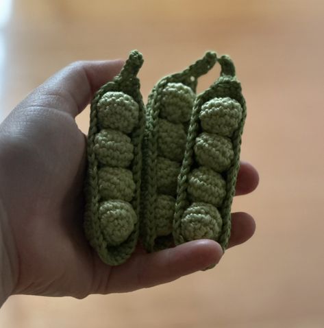 🫛The making of a pea pod! A new little pattern for my Etsy shop 😊. A cute addition for your growing play food collection. Made with @yarnandcolors must haves from @lovecraftscom (link in bio) #crochettutorial #crochetamerica #ustermscrochet #crochetfood #crochetplayfood #pretendplay #crochetpattern #pretendplaytoys #diypretendplay #etsystore #ravelrydesigner #lovecraftcrochet Crochet Play Food, Kitchen Pretend Play, Indoor Toddler Activity, Food Pattern, Crochet Kids, Diy Play Kitchen, Food Patterns, Toy Crochet, Crochet Food