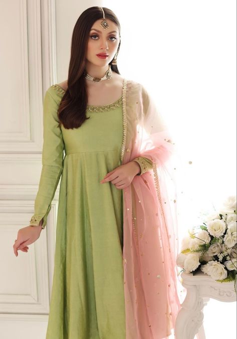 Pista Green Color Combination, Light Green Anarkali Dress, Pistachio Color Dress, Light Green Combination Dresses, Green Combination Dresses, Light Green Kurti Combination, Light Green Colour Combinations Dress, Pista Green Suit Combination, Dholki Outfit