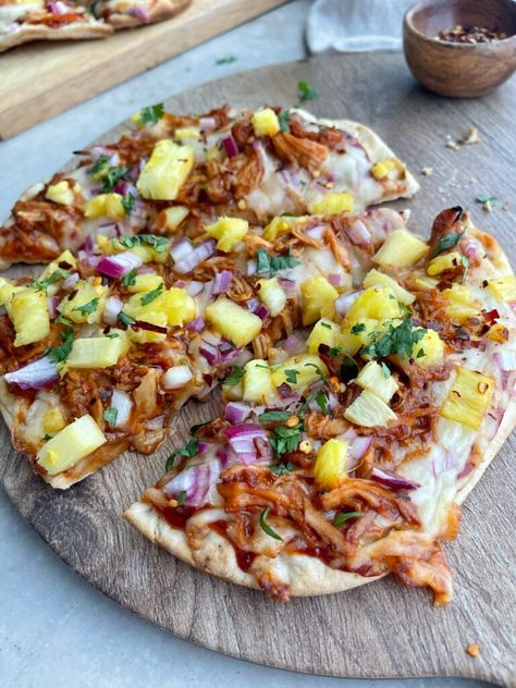 Bbq Pineapple Pizza, Healthy Naan Pizza Recipes, Chicken And Pineapple Pizza, Healthy Meals To Grill, Bbq Pineapple Flatbread, Romantic Summer Dinner Recipes, Healthy Naan Pizza, Bbq Chicken Naan Pizza, Dinner Recipes With Pineapple