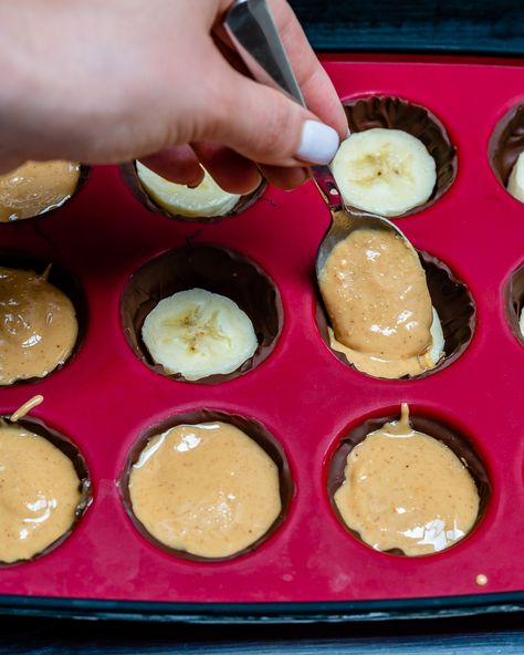 Everyone’s Gonna LOVE these Chocolate Peanut Butter Banana Cups! Peanut Butter Banana Cups, Cookies Banane, Healthy Food Recipe, Peanut Butter Bites, Peanut Butter Snacks, Banana Peanut Butter, Mexican Breakfast Recipes, Vegan Fast Food, Vegetarian Fast Food