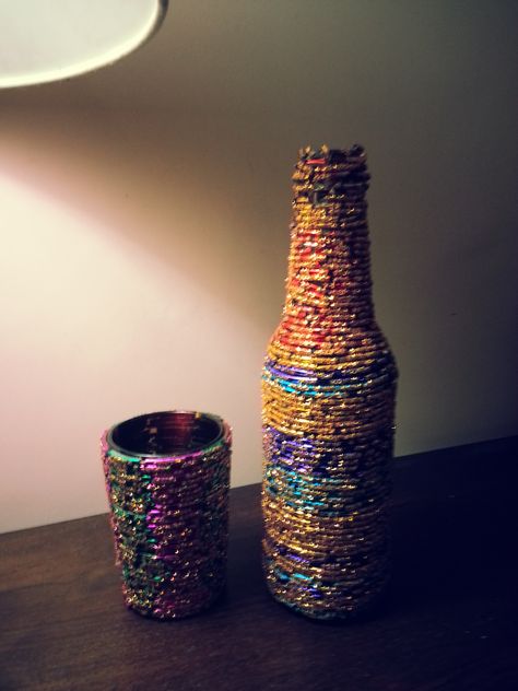 this is done by a bottle and bangles Craft With Bangles Ideas, Bangle Art Crafts Diy, Bangles Diy Recycling Crafts, Bangle Craft Ideas Waste, Waste Bangles Craft Ideas, Old Bangles Crafts Ideas, Bangles Craft Ideas, Art From Waste Ideas Creative, Art From Waste