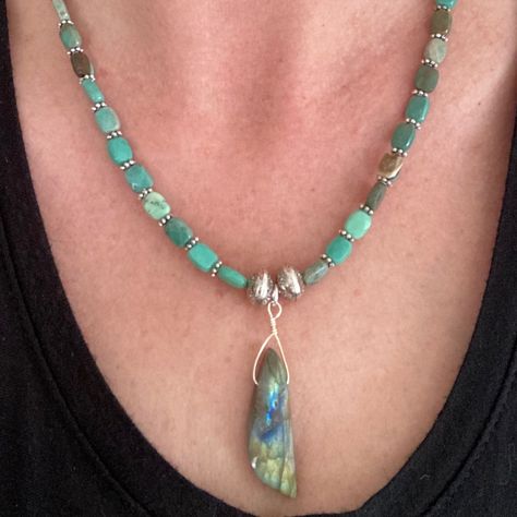 Brand New Labradorite And Green A Chrysoprase Necklace With Sterling Silver Clasp. Flat Stone Necklace, Boho Necklace Diy, Beaded Boho Jewelry, Crystals Green, Chrysoprase Necklace, Necklaces Ideas, Crystal Beaded Necklace, Beaded Pendants, Lapis Jewelry