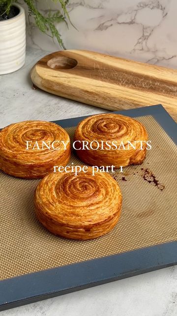 Lafayette Bakery Croissant Recipe, Fancy Croissant Recipe, Circular Croissant Recipe, Croissant Wheel Recipe, Round Crossaint, Croissant Rolls Recipes, Rolled Croissant Recipe, Spiral Croissant Recipe, Lafayette Croissant Recipe