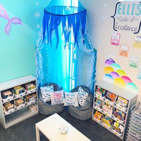 1,133 Likes, 53 Comments - Stephanie & Loreal (@happilyeverelementary) on Instagram: “DIVING into a good book is easy when it’s in a MER-MAZING reading corner! Don’t be JELLY! I’m sorry…” Ocean Reading Corner, Ocean Theme Reading Corner, Under The Sea Book Corner, Library Ocean Theme, Dive Into Reading Bulletin Board, Ocean Library Bulletin Board, Reading Nook Classroom, Turtle Classroom, Ocean Classroom Decor