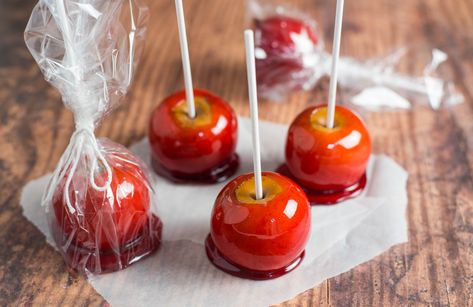 Crunchy, sticky, and easy-to-make toffee apples are just right for eating on Halloween night or any other fall celebration. Toffee Apples Recipe, Cream Of Tartar Recipe, How To Make Toffee, Toffee Apples, Easy Toffee, October Food, Frangipane Tart, Homemade Toffee, Apple Recipe