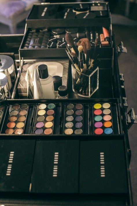 Makeup Artist Set Up, Make Up Artist Aesthetic, Make Up Artist Studio, Organization Art Supplies, Artist Organization, Makeup Artist Aesthetic, Makeup Artist Working, Makeup Cases, Make Up Studio