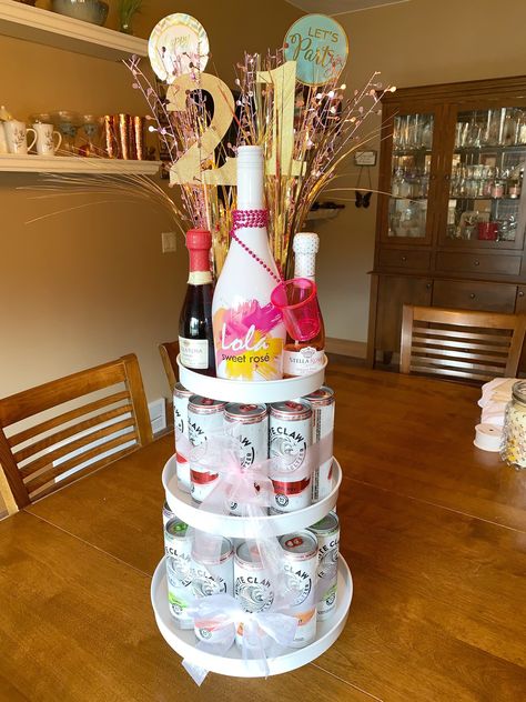 Drink Birthday Gift, White Claw Cakes Diy, White Claw Birthday Cake, White Claw Gift Basket, Cakes Made With Alcohol, 21st Birthday Snacks, White Claw Cakes, Girls 21st Birthday Cake, Diy 21st Birthday Cake