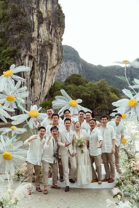 Daisy Wedding Decor, Daisy Themed Wedding, Giant Flowers Wedding, Daisy Wedding Theme, Filipiniana Wedding Theme, Donut Wedding, Bd Cake, Wedding In Thailand, Giant Flowers Diy