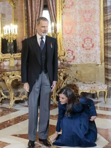 El cariñoso gesto de Felipe VI con Letizia después de que a la Reina se le cayera la pulsera de zafiros y le pidiera ayuda Princess Grace Kelly, Familia Real, Princess Grace, Queen Letizia, Grace Kelly, Portugal, Queen, Quick Saves