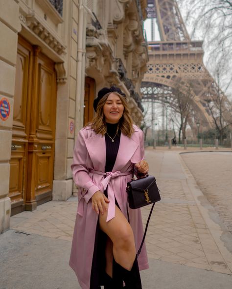 Paris Summer Outfits Parisian Chic, French Hat Outfit, Paris Girls Trip, Trench Coat Outfit Winter, Pink Coat Outfit, Paris Summer Outfits, European Outfits, Trench Outfit, Outfit Petite