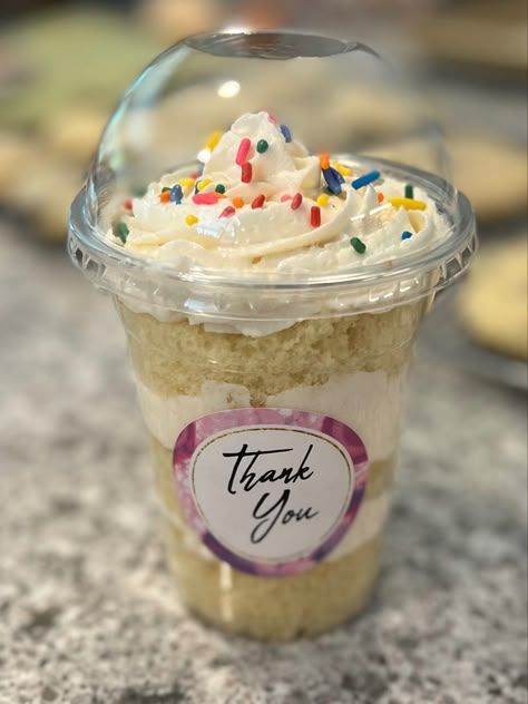 Cake Parfaits Cups, Cupcakes In Jars, Cake Parfait Packaging, Cake Jars Packaging, Jar Cake Design, Cupcakes In Cups, Bakery Food Ideas, Cake Parfait Cups, Cake In A Cup Ideas