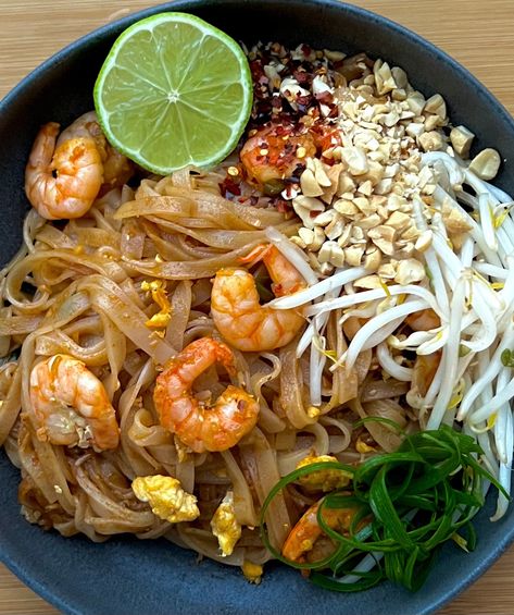 Prawn Pad Thai Thai Prawn Recipes, Prawn Pad Thai, Thai Salad Recipes, Raw Prawns, Thai Salad, Chicken Pad Thai, Garlic Prawns, Thai Salads, Thai Recipe