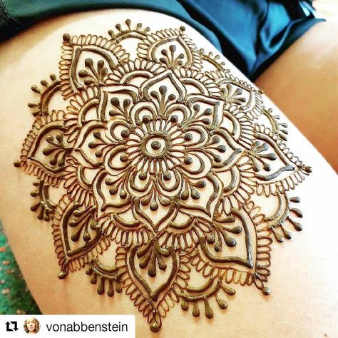 Mehndi art Paisley Tattoos, Thigh Henna, Henna Ink, Henne Tattoo, Leg Henna, Henna Mandala, Henna Inspired Tattoos, Flower Henna, Henna Tattoo Designs Simple