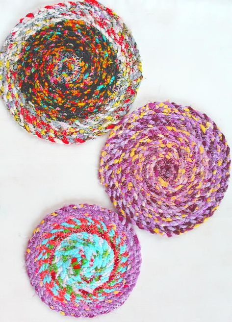 Fabric Twine Trivets Tutorial | AllFreeSewing.com What To Make With Fabric Twine, Sewing Hot Pads, Pinboard Diy, Twine Projects, Fabric Twine, Rope Coasters, Trivets Diy, Scrap Fabric Crafts, Scrap Fabric Projects