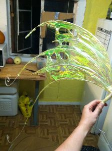 How to make cellophane wings                                                                                                                                                                                 More Cellophane Wings, Wing Tutorial, Diy Fantasia, Diy Fairy Wings, Diy Wings, Photos Booth, Fairy Crafts, Cosplay Tutorial, Diy Fairy