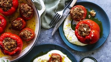 100 very good vegetarian Easter recipes Avant Garde Vegan, Gaz Oakley, Greek Stuffed Peppers, Cooking Vegetarian, Stuffed Vegetables, Vegan Greek, Simple Meals, Fresh Oregano, Tahini Sauce