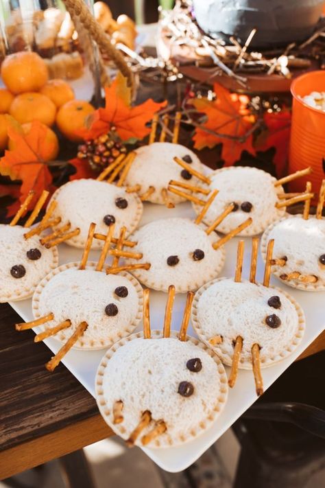 Halloween Toddler Party, Halloween Treats To Make, Diy Halloween Party, Healthy Halloween Snacks, Halloween Party Snacks, Spooky Food, Fun Halloween Food, Halloween Party Ideas, Healthy Halloween