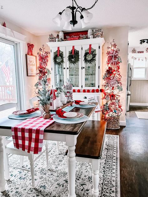 Dinning Room Table Christmas, Candy Cane Lane, Christmas Dining Room, Cozy Christmas Decor, Christmas Decor Inspiration, Navidad Diy, Christmas Feeling, Christmas Bedroom, Christmas Inspo